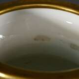 Minton Deckelvase im Sèvres Stil, türkis craquelierter Fond mit floraler Reliefgoldmalerei Kartusche "Vögel" und seitlichen plastischen Löwenkopfhandhaben, im Boden Manufakturmarke, H. 43cm, Deckel und Hals res… - photo 9