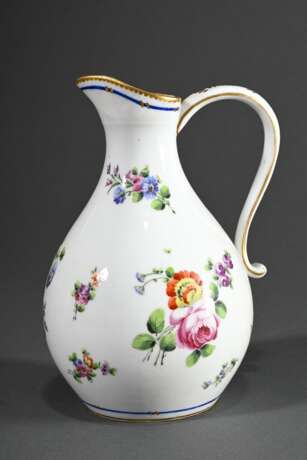 Bauchiger Porzellan Krug mit polychromer Blütenmalerei und blau-gold staffiertem Rand, 19.Jh., H. 20,2cm, Boden ausgeschliffen - photo 1