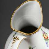 Bauchiger Porzellan Krug mit polychromer Blütenmalerei und blau-gold staffiertem Rand, 19.Jh., H. 20,2cm, Boden ausgeschliffen - photo 3
