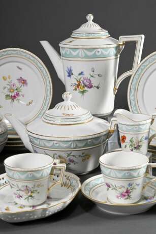 24 Teile KPM Kurland mit Blumenmalerei "Dekor 41", Porzellan polychrom und goldstaffiert, bestehend aus: 9 Teller (Ø 20cm), 9 Kaffeetassen/UT (H. 7cm), 1 Teekanne (H. 16cm), 1 Kaffeekanne (H. 23cm), 2 Teile Zuc… - photo 1