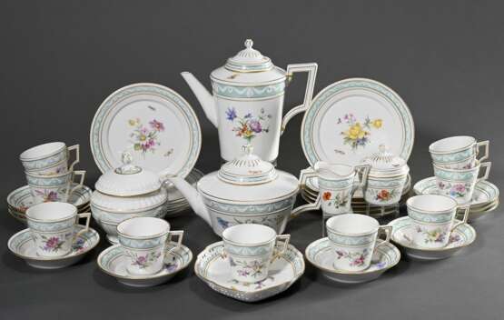 24 Teile KPM Kurland mit Blumenmalerei "Dekor 41", Porzellan polychrom und goldstaffiert, bestehend aus: 9 Teller (Ø 20cm), 9 Kaffeetassen/UT (H. 7cm), 1 Teekanne (H. 16cm), 1 Kaffeekanne (H. 23cm), 2 Teile Zuc… - photo 2