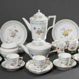 24 Teile KPM Kurland mit Blumenmalerei "Dekor 41", Porzellan polychrom und goldstaffiert, bestehend aus: 9 Teller (Ø 20cm), 9 Kaffeetassen/UT (H. 7cm), 1 Teekanne (H. 16cm), 1 Kaffeekanne (H. 23cm), 2 Teile Zuc… - photo 2