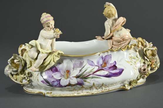 Opulente KPM Jardiniere mit zwei auf dem Rand sitzenden Putti "Mädchen und Junge einen Bouquet haltend", Tuchdraperien nach innen wie außen fallend, große vollplastische Blüten über Volutengriffen, reich relief… - photo 1