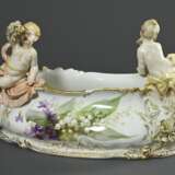 Opulente KPM Jardiniere mit zwei auf dem Rand sitzenden Putti "Mädchen und Junge einen Bouquet haltend", Tuchdraperien nach innen wie außen fallend, große vollplastische Blüten über Volutengriffen, reich relief… - photo 2