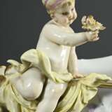 Opulente KPM Jardiniere mit zwei auf dem Rand sitzenden Putti "Mädchen und Junge einen Bouquet haltend", Tuchdraperien nach innen wie außen fallend, große vollplastische Blüten über Volutengriffen, reich relief… - photo 3