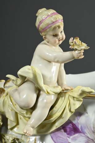Opulente KPM Jardiniere mit zwei auf dem Rand sitzenden Putti "Mädchen und Junge einen Bouquet haltend", Tuchdraperien nach innen wie außen fallend, große vollplastische Blüten über Volutengriffen, reich relief… - photo 3
