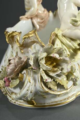 Opulente KPM Jardiniere mit zwei auf dem Rand sitzenden Putti "Mädchen und Junge einen Bouquet haltend", Tuchdraperien nach innen wie außen fallend, große vollplastische Blüten über Volutengriffen, reich relief… - photo 4