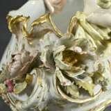 Opulente KPM Jardiniere mit zwei auf dem Rand sitzenden Putti "Mädchen und Junge einen Bouquet haltend", Tuchdraperien nach innen wie außen fallend, große vollplastische Blüten über Volutengriffen, reich relief… - photo 4