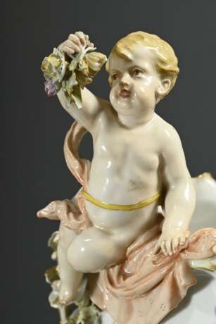 Opulente KPM Jardiniere mit zwei auf dem Rand sitzenden Putti "Mädchen und Junge einen Bouquet haltend", Tuchdraperien nach innen wie außen fallend, große vollplastische Blüten über Volutengriffen, reich relief… - photo 5