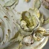Opulente KPM Jardiniere mit zwei auf dem Rand sitzenden Putti "Mädchen und Junge einen Bouquet haltend", Tuchdraperien nach innen wie außen fallend, große vollplastische Blüten über Volutengriffen, reich relief… - photo 6