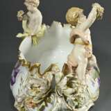 Opulente KPM Jardiniere mit zwei auf dem Rand sitzenden Putti "Mädchen und Junge einen Bouquet haltend", Tuchdraperien nach innen wie außen fallend, große vollplastische Blüten über Volutengriffen, reich relief… - photo 7