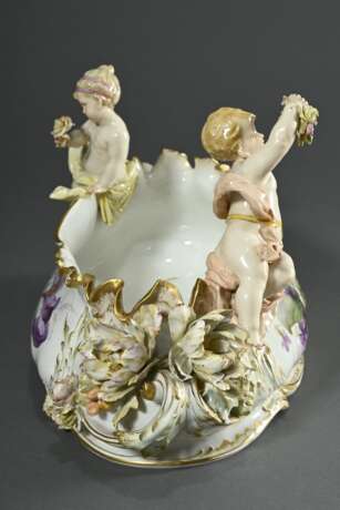Opulente KPM Jardiniere mit zwei auf dem Rand sitzenden Putti "Mädchen und Junge einen Bouquet haltend", Tuchdraperien nach innen wie außen fallend, große vollplastische Blüten über Volutengriffen, reich relief… - photo 7