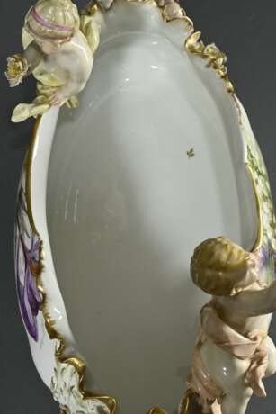 Opulente KPM Jardiniere mit zwei auf dem Rand sitzenden Putti "Mädchen und Junge einen Bouquet haltend", Tuchdraperien nach innen wie außen fallend, große vollplastische Blüten über Volutengriffen, reich relief… - photo 8