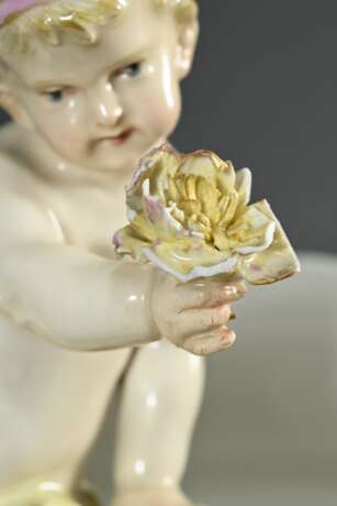 Opulente KPM Jardiniere mit zwei auf dem Rand sitzenden Putti "Mädchen und Junge einen Bouquet haltend", Tuchdraperien nach innen wie außen fallend, große vollplastische Blüten über Volutengriffen, reich relief… - photo 9