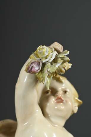 Opulente KPM Jardiniere mit zwei auf dem Rand sitzenden Putti "Mädchen und Junge einen Bouquet haltend", Tuchdraperien nach innen wie außen fallend, große vollplastische Blüten über Volutengriffen, reich relief… - photo 10