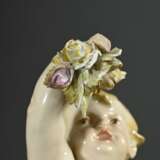 Opulente KPM Jardiniere mit zwei auf dem Rand sitzenden Putti "Mädchen und Junge einen Bouquet haltend", Tuchdraperien nach innen wie außen fallend, große vollplastische Blüten über Volutengriffen, reich relief… - photo 10