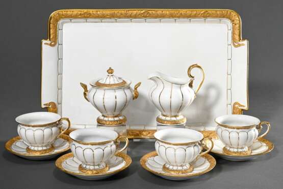7 Teile Meissen Prunk Mokkageschirr "X-Form" mit matt- und glanzvergoldetem Blattrelief, bestehend aus: rechteckiges Tablett (23,5x37,5cm), 4 Mokkatassen/UT (H. 6cm), Zuckerdose (H. 9cm) und Milchkännchen (H. 1… - photo 3