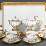 7 Teile Meissen Prunk Mokkageschirr "X-Form" mit matt- und glanzvergoldetem Blattrelief, bestehend aus: rechteckiges Tablett (23,5x37,5cm), 4 Mokkatassen/UT (H. 6cm), Zuckerdose (H. 9cm) und Milchkännchen (H. 1… - photo 3