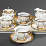7 Teile Meissen Prunk Mokkageschirr "X-Form" mit matt- und glanzvergoldetem Blattrelief, bestehend aus: rechteckiges Tablett (23,5x37,5cm), 4 Mokkatassen/UT (H. 6cm), Zuckerdose (H. 9cm) und Milchkännchen (H. 1… - photo 4