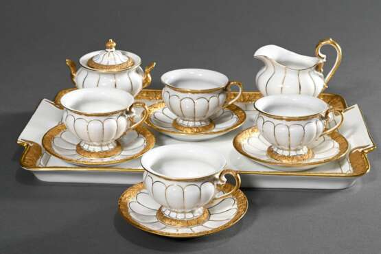 7 Teile Meissen Prunk Mokkageschirr "X-Form" mit matt- und glanzvergoldetem Blattrelief, bestehend aus: rechteckiges Tablett (23,5x37,5cm), 4 Mokkatassen/UT (H. 6cm), Zuckerdose (H. 9cm) und Milchkännchen (H. 1… - photo 4