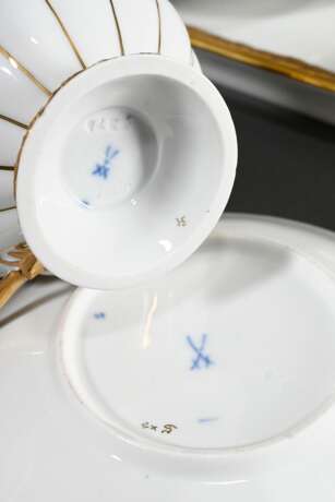 7 Teile Meissen Prunk Mokkageschirr "X-Form" mit matt- und glanzvergoldetem Blattrelief, bestehend aus: rechteckiges Tablett (23,5x37,5cm), 4 Mokkatassen/UT (H. 6cm), Zuckerdose (H. 9cm) und Milchkännchen (H. 1… - photo 1