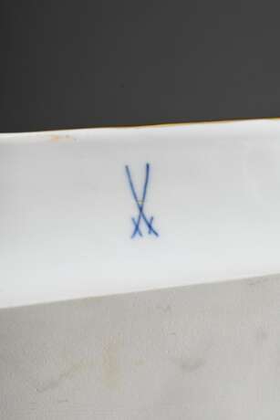 7 Teile Meissen Prunk Mokkageschirr "X-Form" mit matt- und glanzvergoldetem Blattrelief, bestehend aus: rechteckiges Tablett (23,5x37,5cm), 4 Mokkatassen/UT (H. 6cm), Zuckerdose (H. 9cm) und Milchkännchen (H. 1… - photo 2