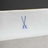 7 Teile Meissen Prunk Mokkageschirr "X-Form" mit matt- und glanzvergoldetem Blattrelief, bestehend aus: rechteckiges Tablett (23,5x37,5cm), 4 Mokkatassen/UT (H. 6cm), Zuckerdose (H. 9cm) und Milchkännchen (H. 1… - photo 2