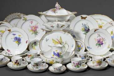 58 Teile Meissen Tee- und Speiseservice mit Weichmalerei &quot;Blumen und Schmetterlinge&quot; sowie Korbrand, Ende 19.Jh., bestehend aus: 12 Speiseteller (Ø 25cm), 6 tiefe Teller (Ø 22,5cm), 7 Vorpeiseteller (Ø 18cm, 1x…