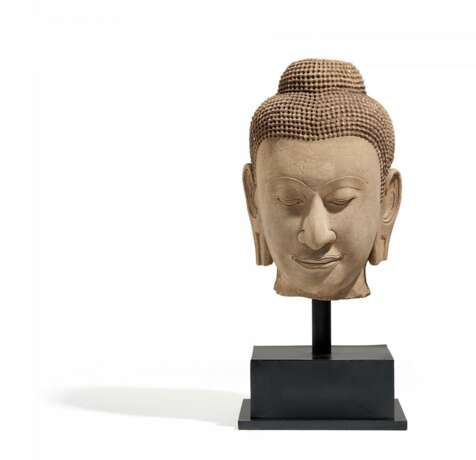 Monumentaler Kopf eines Buddha - фото 1