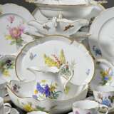 58 Teile Meissen Tee- und Speiseservice mit Weichmalerei "Blumen und Schmetterlinge" sowie Korbrand, Ende 19.Jh., bestehend aus: 12 Speiseteller (Ø 25cm), 6 tiefe Teller (Ø 22,5cm), 7 Vorpeiseteller (Ø 18cm, 1x… - photo 2