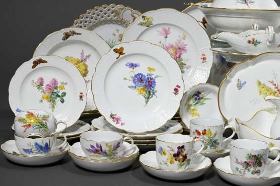 58 Teile Meissen Tee- und Speiseservice mit Weichmalerei "Blumen und Schmetterlinge" sowie Korbrand, Ende 19.Jh., bestehend aus: 12 Speiseteller (Ø 25cm), 6 tiefe Teller (Ø 22,5cm), 7 Vorpeiseteller (Ø 18cm, 1x… - photo 5