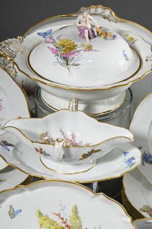 58 Teile Meissen Tee- und Speiseservice mit Weichmalerei "Blumen und Schmetterlinge" sowie Korbrand, Ende 19.Jh., bestehend aus: 12 Speiseteller (Ø 25cm), 6 tiefe Teller (Ø 22,5cm), 7 Vorpeiseteller (Ø 18cm, 1x… - photo 8