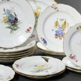 58 Teile Meissen Tee- und Speiseservice mit Weichmalerei "Blumen und Schmetterlinge" sowie Korbrand, Ende 19.Jh., bestehend aus: 12 Speiseteller (Ø 25cm), 6 tiefe Teller (Ø 22,5cm), 7 Vorpeiseteller (Ø 18cm, 1x… - photo 19