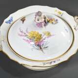 58 Teile Meissen Tee- und Speiseservice mit Weichmalerei "Blumen und Schmetterlinge" sowie Korbrand, Ende 19.Jh., bestehend aus: 12 Speiseteller (Ø 25cm), 6 tiefe Teller (Ø 22,5cm), 7 Vorpeiseteller (Ø 18cm, 1x… - photo 20