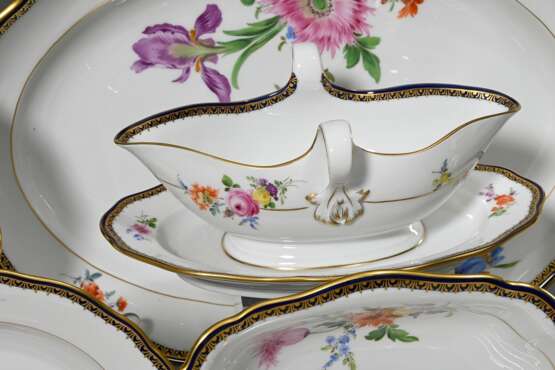22 Teile Meissen Speiseservice "Deutsche Blume" mit kobaltblauem Rand und A-Kante für 6 Personen besthend aus: je 6 Suppentassen/UT (H. 5,5cm, Ø 17cm, 1 UT leicht best.), Speiseteller (Ø 26,3cm), Vorspeisetelle… - photo 5