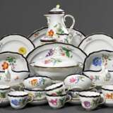 82 Teile Meissen Speise- und Kaffeeservice "Deutsche Blume" mit kobaltblauem und goldenem Rand, bestehend aus: 12 Suppentassen/UT (H. 5,7cm, 1x OT best.), 12 Speisetellern (Ø 25,5cm, 1x Haarriss am Boden), 18 V… - photo 1