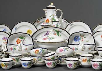 82 Teile Meissen Speise- und Kaffeeservice &quot;Deutsche Blume&quot; mit kobaltblauem und goldenem Rand, bestehend aus: 12 Suppentassen/UT (H. 5,7cm, 1x OT best.), 12 Speisetellern (Ø 25,5cm, 1x Haarriss am Boden), 18 V…