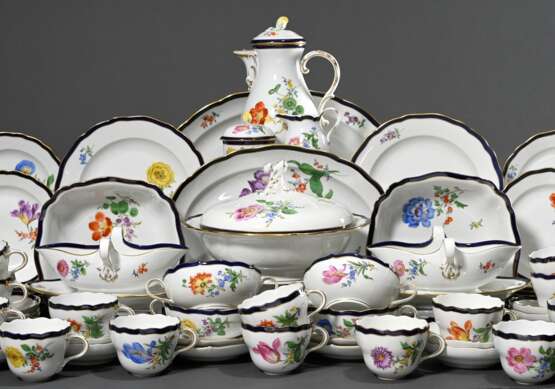 82 Teile Meissen Speise- und Kaffeeservice "Deutsche Blume" mit kobaltblauem und goldenem Rand, bestehend aus: 12 Suppentassen/UT (H. 5,7cm, 1x OT best.), 12 Speisetellern (Ø 25,5cm, 1x Haarriss am Boden), 18 V… - photo 1