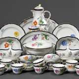 82 Teile Meissen Speise- und Kaffeeservice "Deutsche Blume" mit kobaltblauem und goldenem Rand, bestehend aus: 12 Suppentassen/UT (H. 5,7cm, 1x OT best.), 12 Speisetellern (Ø 25,5cm, 1x Haarriss am Boden), 18 V… - photo 2