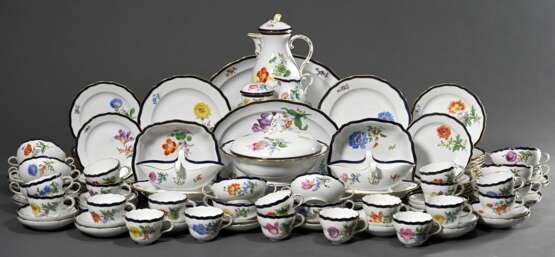 82 Teile Meissen Speise- und Kaffeeservice "Deutsche Blume" mit kobaltblauem und goldenem Rand, bestehend aus: 12 Suppentassen/UT (H. 5,7cm, 1x OT best.), 12 Speisetellern (Ø 25,5cm, 1x Haarriss am Boden), 18 V… - photo 2