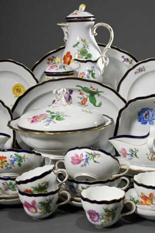 82 Teile Meissen Speise- und Kaffeeservice "Deutsche Blume" mit kobaltblauem und goldenem Rand, bestehend aus: 12 Suppentassen/UT (H. 5,7cm, 1x OT best.), 12 Speisetellern (Ø 25,5cm, 1x Haarriss am Boden), 18 V… - photo 3