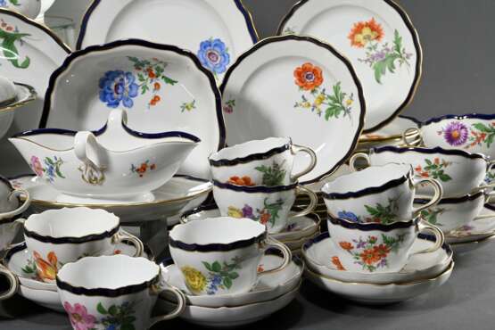 82 Teile Meissen Speise- und Kaffeeservice "Deutsche Blume" mit kobaltblauem und goldenem Rand, bestehend aus: 12 Suppentassen/UT (H. 5,7cm, 1x OT best.), 12 Speisetellern (Ø 25,5cm, 1x Haarriss am Boden), 18 V… - photo 4