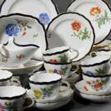 82 Teile Meissen Speise- und Kaffeeservice "Deutsche Blume" mit kobaltblauem und goldenem Rand, bestehend aus: 12 Suppentassen/UT (H. 5,7cm, 1x OT best.), 12 Speisetellern (Ø 25,5cm, 1x Haarriss am Boden), 18 V… - photo 4