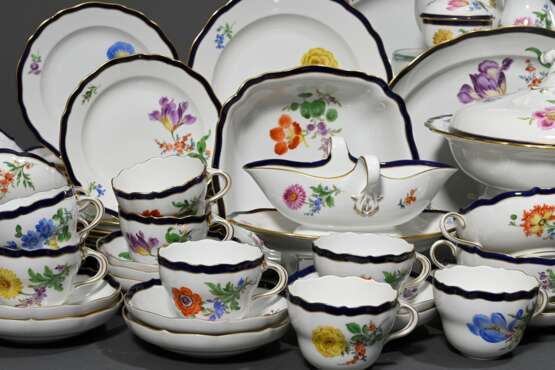 82 Teile Meissen Speise- und Kaffeeservice "Deutsche Blume" mit kobaltblauem und goldenem Rand, bestehend aus: 12 Suppentassen/UT (H. 5,7cm, 1x OT best.), 12 Speisetellern (Ø 25,5cm, 1x Haarriss am Boden), 18 V… - photo 5