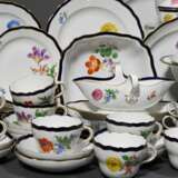 82 Teile Meissen Speise- und Kaffeeservice "Deutsche Blume" mit kobaltblauem und goldenem Rand, bestehend aus: 12 Suppentassen/UT (H. 5,7cm, 1x OT best.), 12 Speisetellern (Ø 25,5cm, 1x Haarriss am Boden), 18 V… - photo 5
