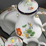 82 Teile Meissen Speise- und Kaffeeservice "Deutsche Blume" mit kobaltblauem und goldenem Rand, bestehend aus: 12 Suppentassen/UT (H. 5,7cm, 1x OT best.), 12 Speisetellern (Ø 25,5cm, 1x Haarriss am Boden), 18 V… - photo 6