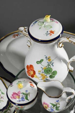 82 Teile Meissen Speise- und Kaffeeservice "Deutsche Blume" mit kobaltblauem und goldenem Rand, bestehend aus: 12 Suppentassen/UT (H. 5,7cm, 1x OT best.), 12 Speisetellern (Ø 25,5cm, 1x Haarriss am Boden), 18 V… - photo 6