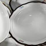 82 Teile Meissen Speise- und Kaffeeservice "Deutsche Blume" mit kobaltblauem und goldenem Rand, bestehend aus: 12 Suppentassen/UT (H. 5,7cm, 1x OT best.), 12 Speisetellern (Ø 25,5cm, 1x Haarriss am Boden), 18 V… - photo 7