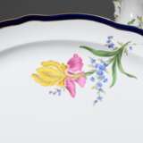 82 Teile Meissen Speise- und Kaffeeservice "Deutsche Blume" mit kobaltblauem und goldenem Rand, bestehend aus: 12 Suppentassen/UT (H. 5,7cm, 1x OT best.), 12 Speisetellern (Ø 25,5cm, 1x Haarriss am Boden), 18 V… - photo 8