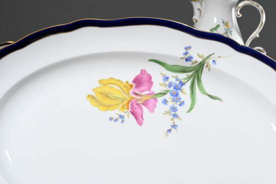 82 Teile Meissen Speise- und Kaffeeservice "Deutsche Blume" mit kobaltblauem und goldenem Rand, bestehend aus: 12 Suppentassen/UT (H. 5,7cm, 1x OT best.), 12 Speisetellern (Ø 25,5cm, 1x Haarriss am Boden), 18 V… - photo 8